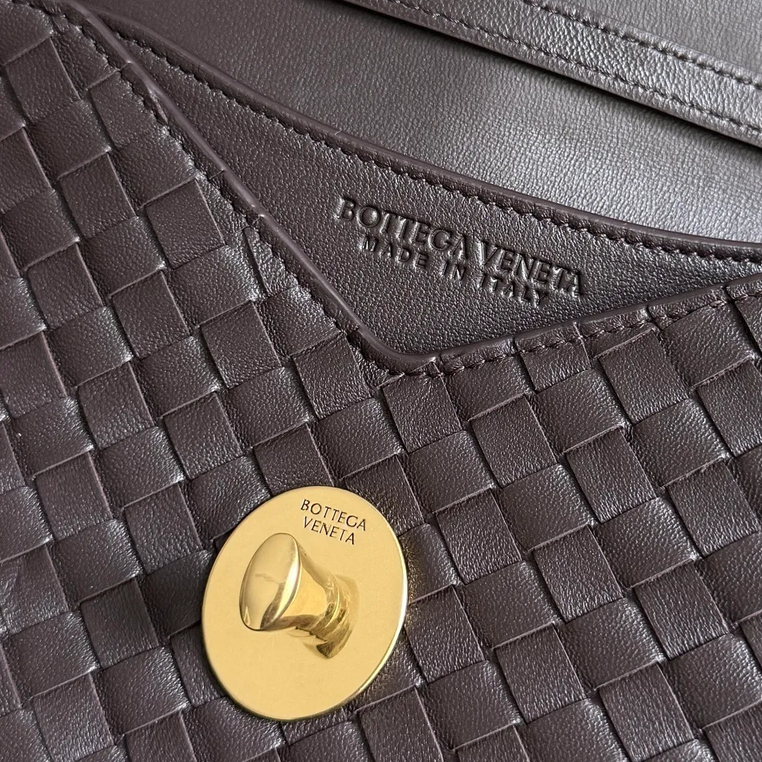 Batch 1660 BOTTEGA VENETA 2025 new product KNOT LOCK crossbody bag subverts the rigid lines of traditional tote bags, using drapey leather to create a three-dimensional silhouette that breathes. It has compartments and multiple card slots inside, making it a versatile commuter bag that can be used in various occasions. The details are full of exquisiteness, the casual retro color tone, and the upper body are full of elegance. Whether you are commuting or going out on the street, you can easily hold it. The two carrying methods of hand-carrying and long shoulder strap are very practical! At the same time, the shoulder strap is detachable, suitable for various dressing styles~ Whether it is a dinner party or daily commuting, it can be easily controlled and becomes your versatile tool❤️ Style number: 817191 Size: 25*16*5.5cm